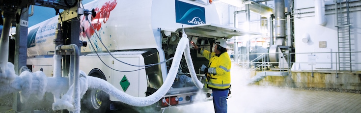 Linde driver filling nitrogen trailer