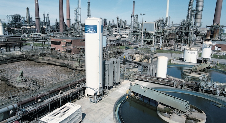 Wastewater treatment complex in an oil refinery